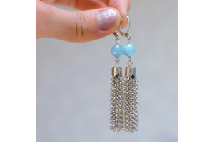 Tuto : Boucles d'oreilles pendantes pompons argent&eacute;es et perles bleues