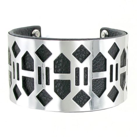 Bracelet rigide en métal argenté sur cuir noir