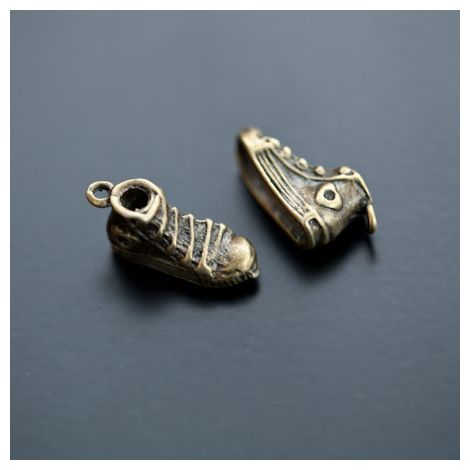 Breloque Chaussure Basket Relief Bronze vieilli