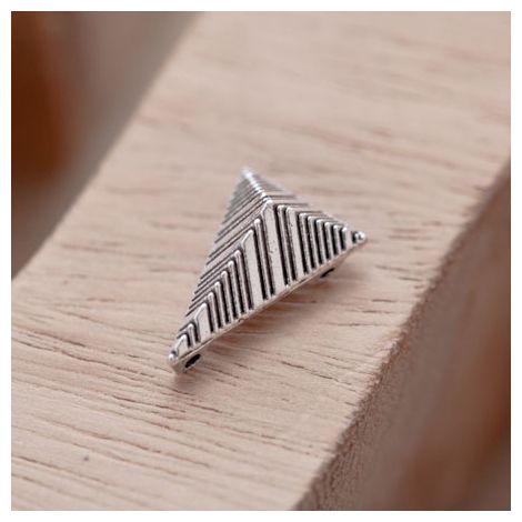 Perle en Métal Connecteur Pyramide Triangle Quadrillé Argent vieilli