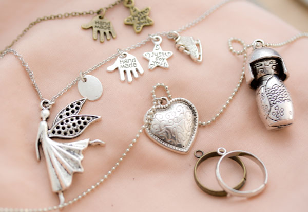 Jumeaux et nouveaut&eacute;s : pendentifs, breloques et bagues