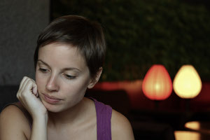 Claire et son bracelet Graphique Retro