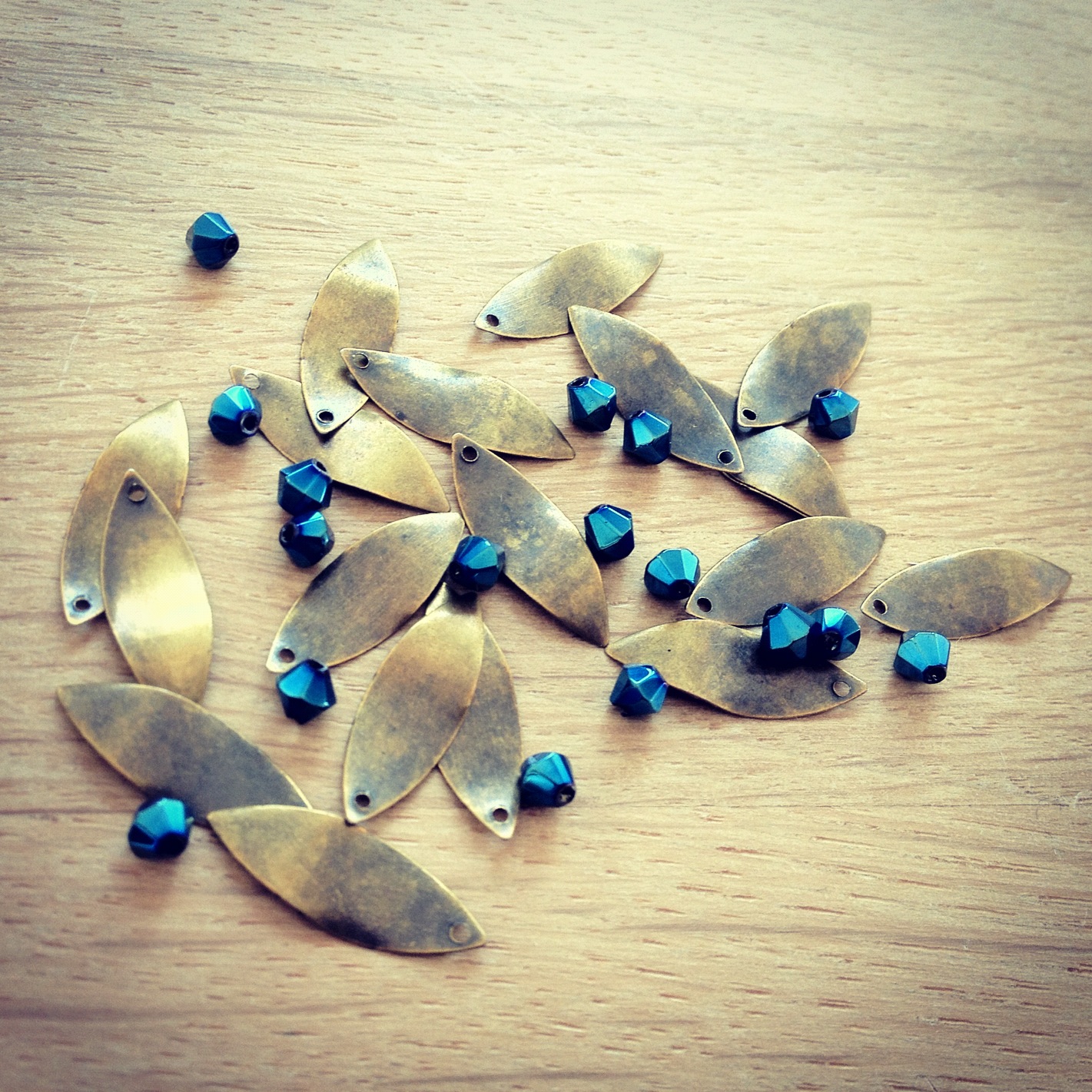 La parure feuille m&eacute;tal et perle bleu m&eacute;tallique