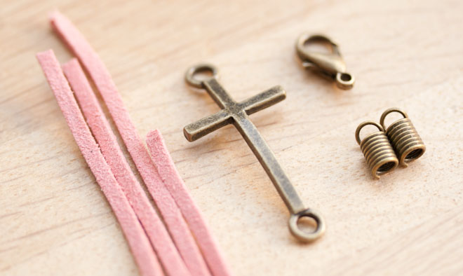 diy creation bijoux bracelet croix suedine