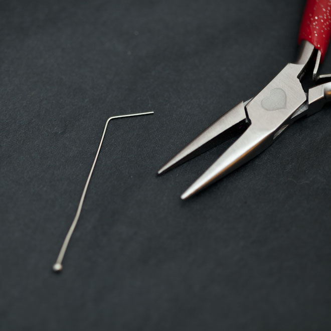 Manipuler un clou &agrave; t&ecirc;te ronde