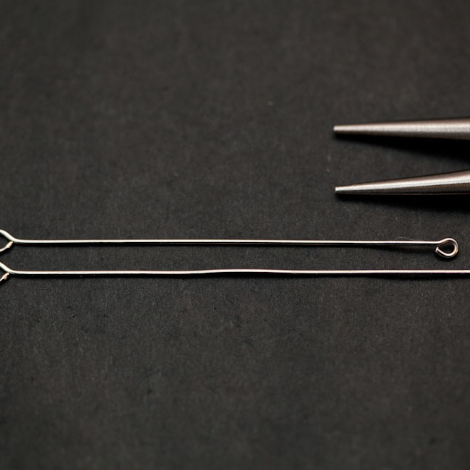 Manipuler un clou &agrave; boucles