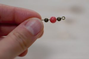2-enfiler-perles-sur-clous-a-boucle