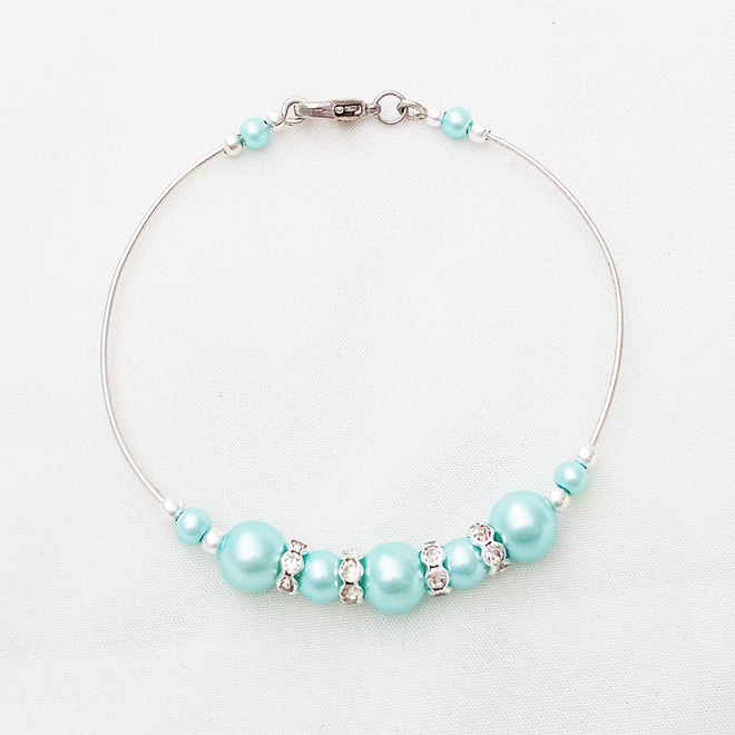 Bracelet rigide perles nacr&eacute;es et strass