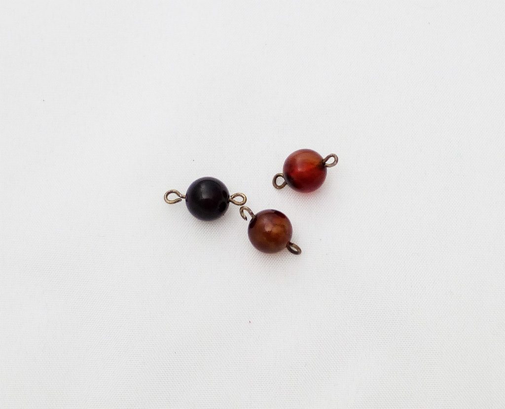 enfiler les perles sur des clous à boucle