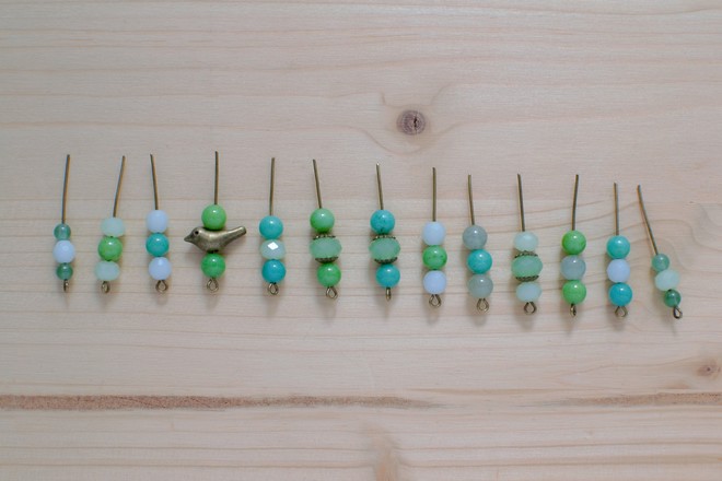 ins&eacute;rer les perles sur les clous &agrave; boucles