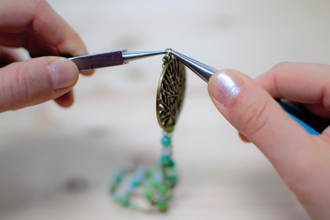 fixer le pendentif sur la cha&icirc;ne