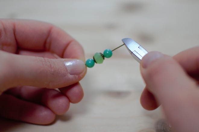 couper les clous &agrave; 1 cm des perles