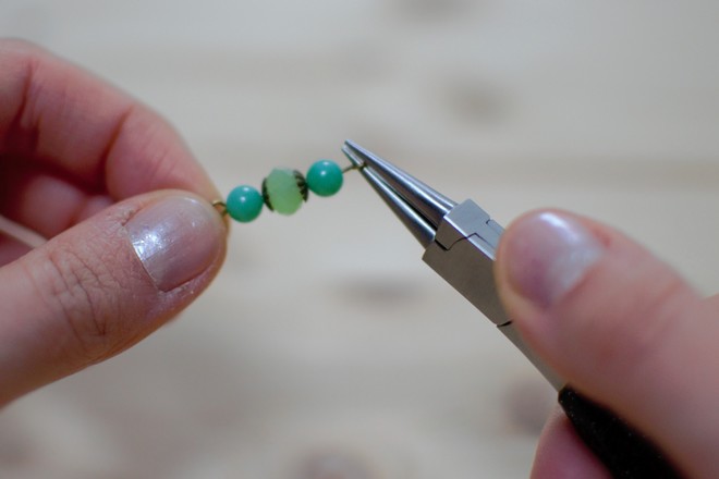 former une boucle &agrave; l'aide de la pince &agrave; bec rond