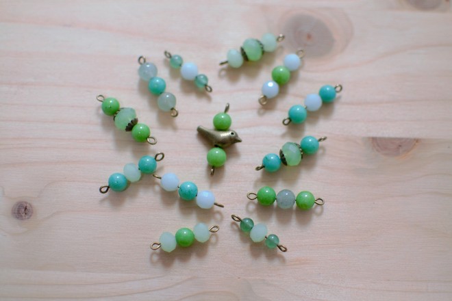 perles vertes sur clous &agrave; boucle