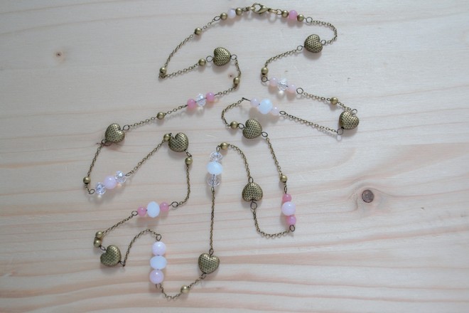 sautoir c&oelig;urs et perles roses, fine cha&icirc;ne en m&eacute;tal couleur bronze vieilli