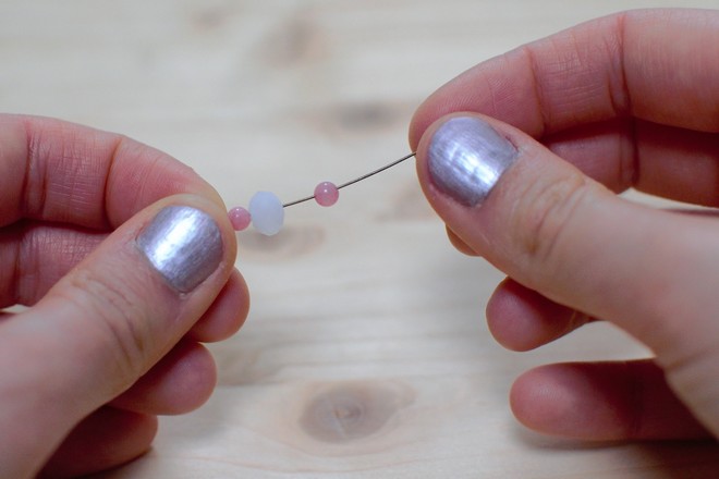 enfiler des perles sur le clou &agrave; t&ecirc;te ronde