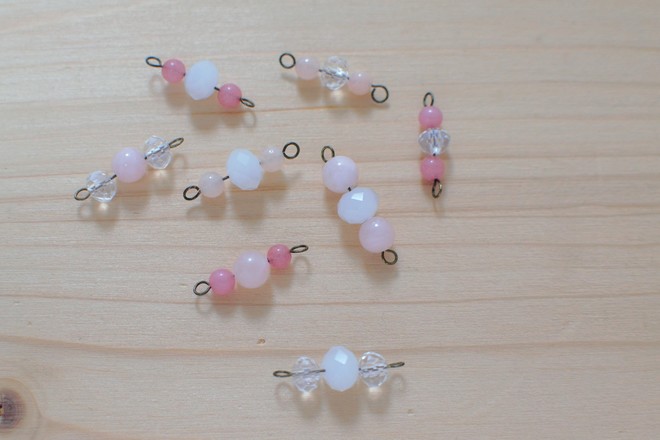 perles mont&eacute;es sur tiges &agrave; boucles
