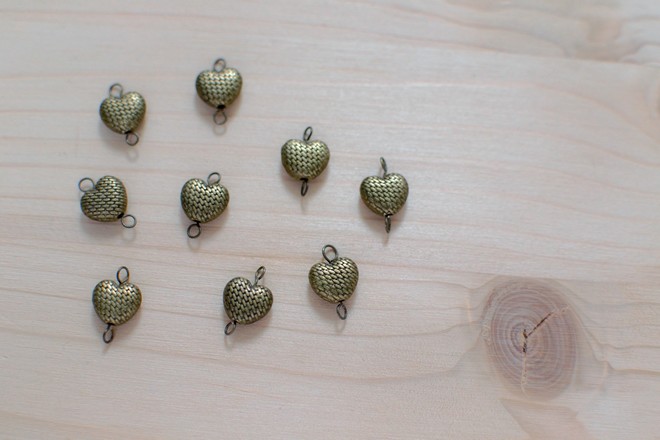 perles c&oelig;urs en bronze vieilli textur&eacute;