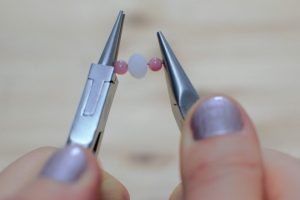 mettre les 2 boucles sur le m&ecirc;me plan avec 2 pinces