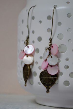 boucles d'oreilles montgolfi&egrave;re et nacre aux couleurs douces