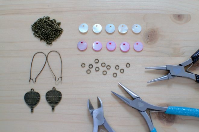 mat&eacute;riel n&eacute;cessaire pour confectionner des boucles d'oreilles montgolfi&egrave;res