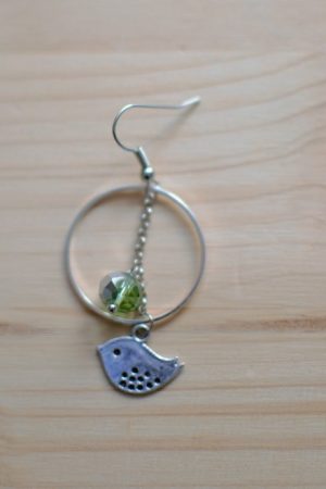 fixer une perle sur la base de boucle d'oreille