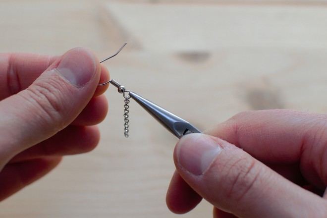 fixer la chaîne sur le crochet d'oreille