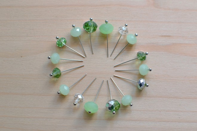enfiler les perles à facettes sur les clous à tête ronde