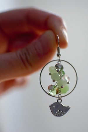 boucle d'oreille ronde grappe verte oiseau