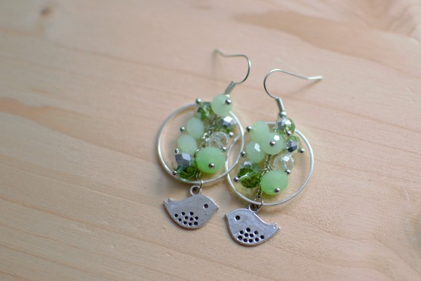 boucles d''oreilles grappes de perles vertes et oiseaux