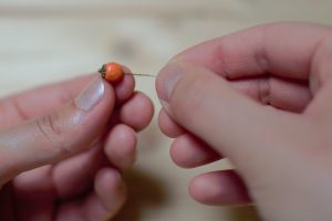 enfiler perle et collerette sur clou