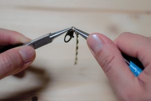 fixer fermoir mousqueton sur chainette