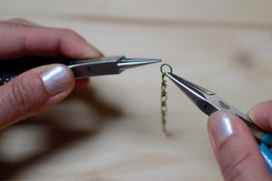 fixer anneau sur chaînette
