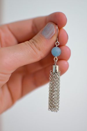 boucle d'oreille pompon et perle à facettes en quartz