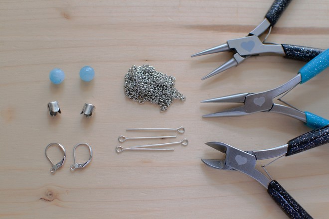 matériel nécessaire pour fabriquer des boucles d'oreilles pompons