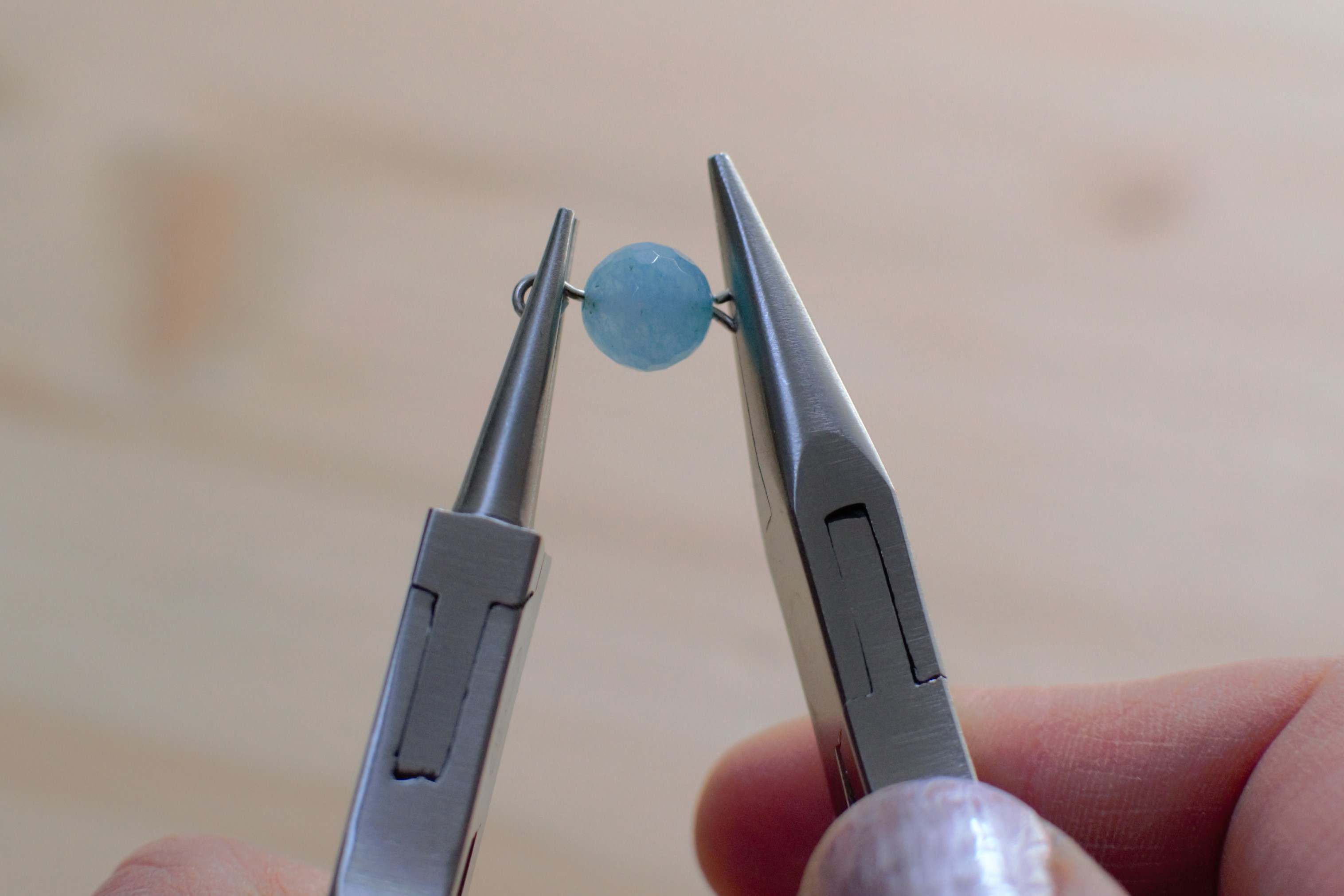 avec 2 pinces, mettre les boucles dans le même axe