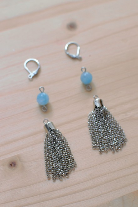 éléments des boucles d'oreilles à pompon