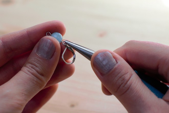 ouvrir la boucle et fixer le crochet d'oreille à levier