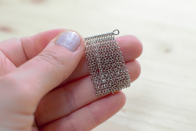 enfiler les chaînettes sur un clou à boucle
