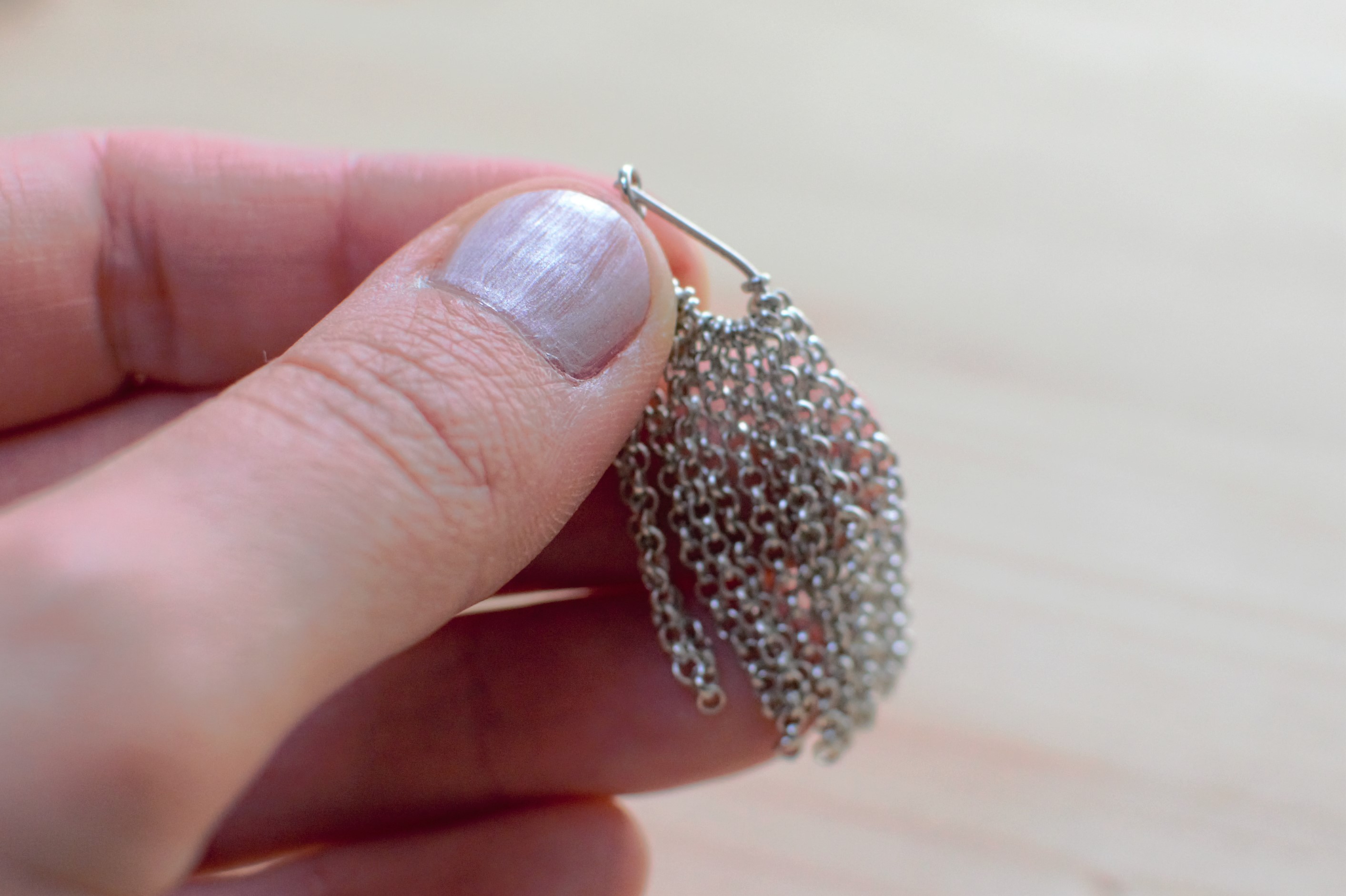 plier le clou pour le faire rentrer dans la boucle