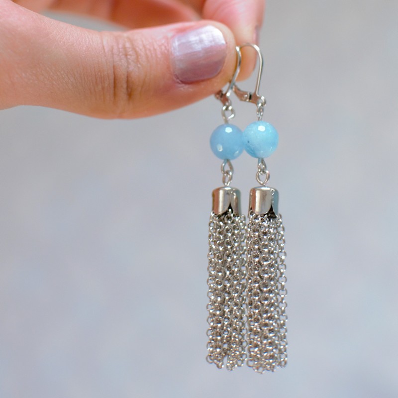 Tuto : Boucles d'oreilles pendantes pompons argent&eacute;es et perles bleues